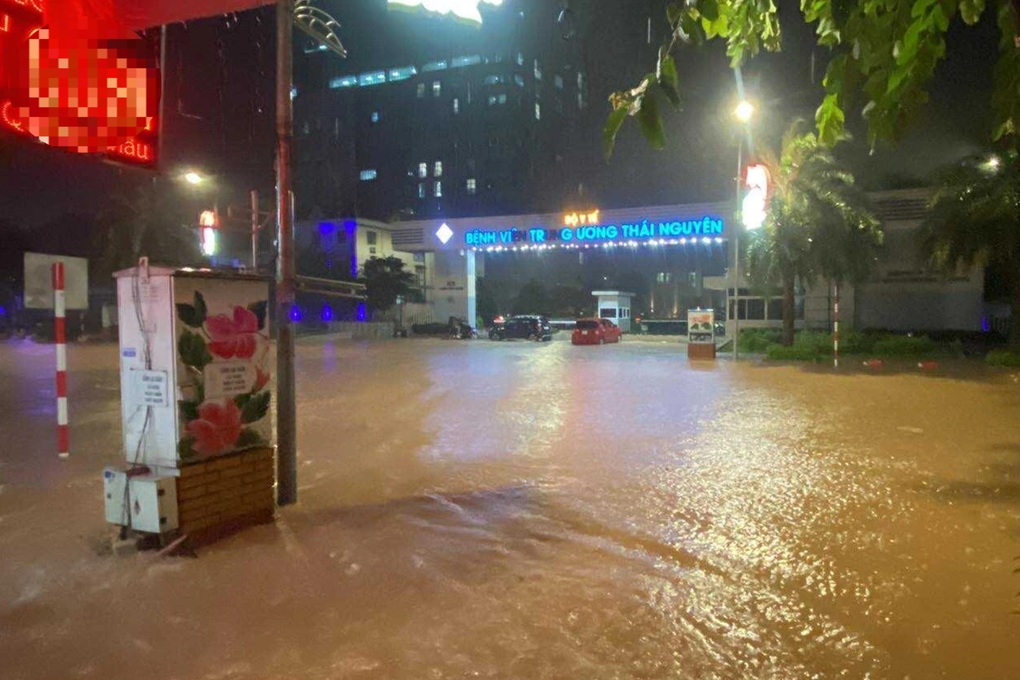 Thái Nguyên lại ngập sâu, người dân chèo thuyền để di chuyển trên đường - 1 Thái Nguyên lại ngập sâu, người dân chèo thuyền để di chuyển trên đường - 1