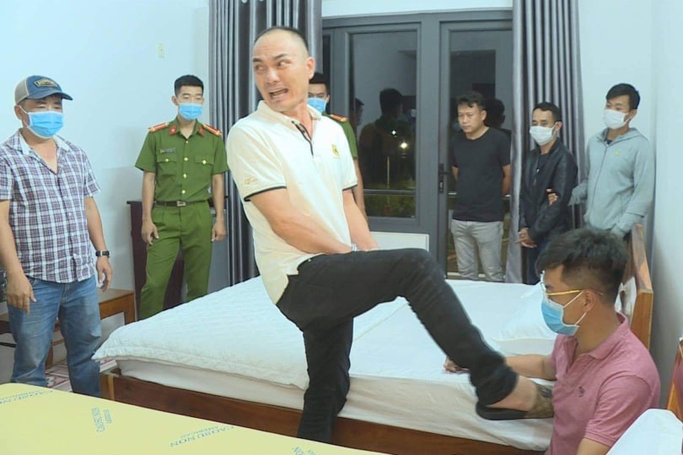 Nợ tiền tỷ chưa trả, người đàn ông bị nhốt trong khách sạn, dọa cắt thận - 1 Nợ tiền tỷ chưa trả, người đàn ông bị nhốt trong khách sạn, dọa cắt thận - 1