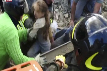 Khoảnh khắc kỳ diệu cứu sống cô bé 10 tuổi sau 17 giờ bị chôn lấp