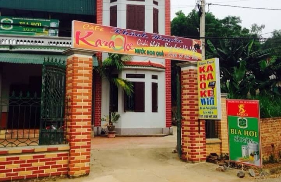 Bất chấp lệnh cấm, quán karaoke vẫn đón khách giữa mùa dịch Covid-19 - 1 Bất chấp lệnh cấm, quán karaoke vẫn đón khách giữa mùa dịch Covid-19 - 1