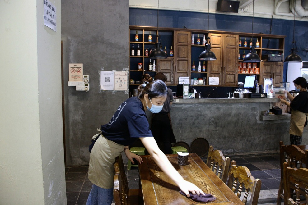Hà Nội: Đông khách, nhân viên chạy bàn kiêm thu ngân sau ngày nới lỏng… - 3 Hà Nội: Đông khách, nhân viên chạy bàn kiêm thu ngân sau ngày nới lỏng… - 3