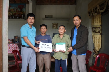 Người cha nghèo bị ám ảnh bởi vết xích cổ chân con được bạn đọc giúp đỡ