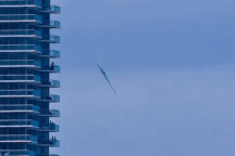 Siêu máy bay "bóng ma bầu trời" Mỹ lách qua tòa nhà cao tầng