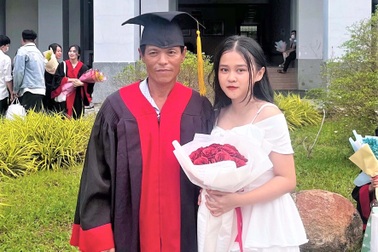 Xúc động khoảnh khắc cô gái khoác áo cử nhân cho cha ngày tốt nghiệp