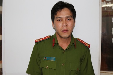 Thanh niên mặc trang phục công an vào quán nhậu để ra oai