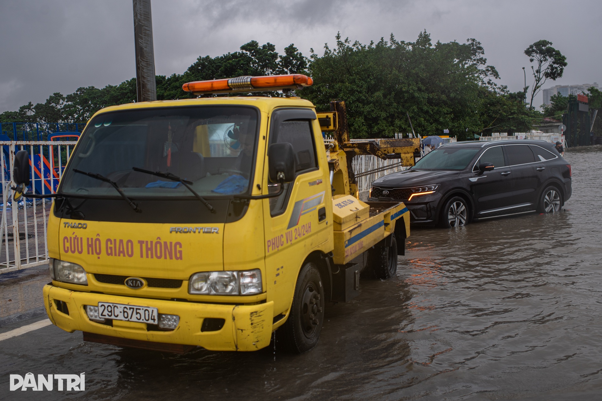Hà Nội mưa trắng trời, quảng trường SVĐ Mỹ Đình thành biển nước mênh mông - 5 Hà Nội mưa trắng trời, quảng trường SVĐ Mỹ Đình thành biển nước mênh mông - 5