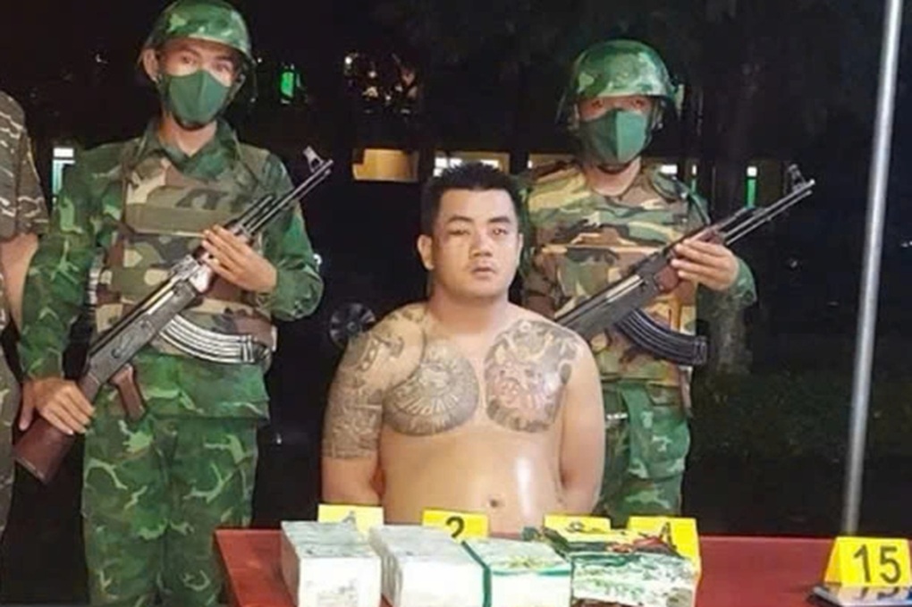 Nam thanh niên bơi sông ôm theo 4kg ma túy - 1 Nam thanh niên bơi sông ôm theo 4kg ma túy - 1