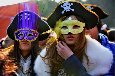 Bạn trẻ Trung Quốc "giấu mặt" dự hội đầu xuân