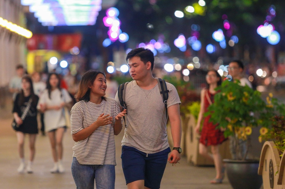 Cơn mưa bất chợt trong ngày đầu phố đi bộ hồ Gươm hoạt động trở lại - 2 Cơn mưa bất chợt trong ngày đầu phố đi bộ hồ Gươm hoạt động trở lại - 2