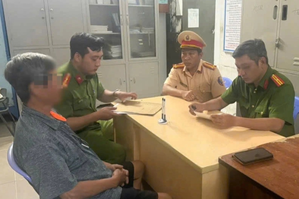 Công an tìm ra người sơn chữ bắn tốc độ trên đường ở TPHCM - 1 Công an tìm ra người sơn chữ bắn tốc độ trên đường ở TPHCM - 1