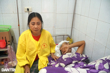 Góa phụ nghèo cầu cứu sự sống cho con trai chấn thương sọ não sau tai nạn