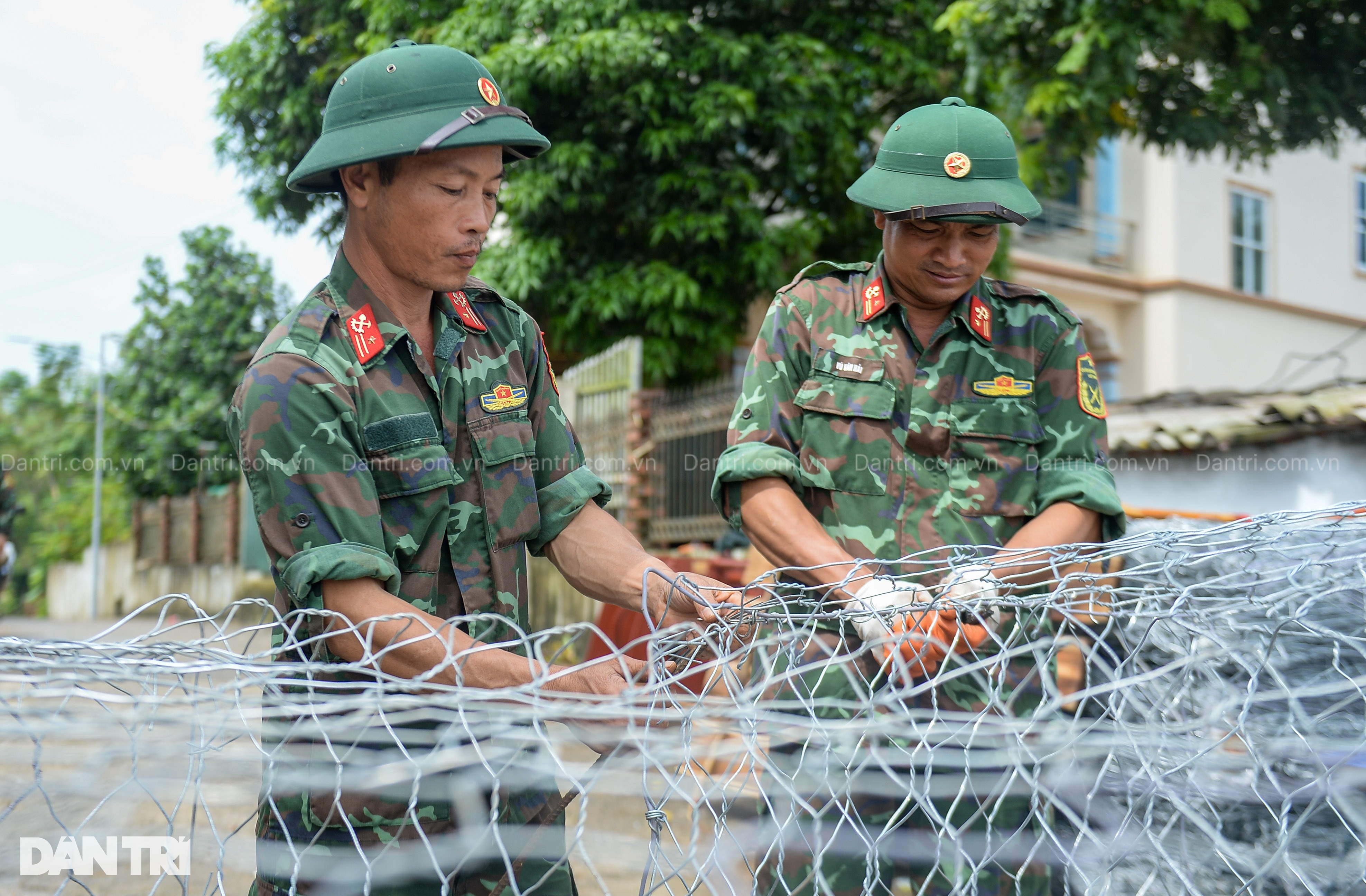Quân đội tiến hành những bước đầu tiên để lắp cầu phao thay cầu Phong Châu - 5 Quân đội tiến hành những bước đầu tiên để lắp cầu phao thay cầu Phong Châu - 5