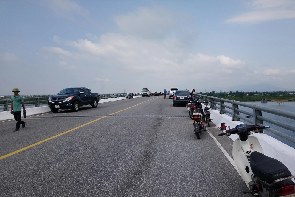 Bỏ xe máy trên cầu, nam thanh niên nhảy xuống sông tự vẫn - 1 Bỏ xe máy trên cầu, nam thanh niên nhảy xuống sông tự vẫn - 1