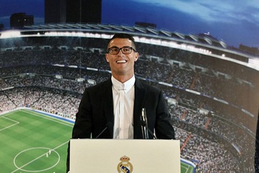 C.Ronaldo ký tiếp hợp đồng trị giá… 1 tỷ bảng