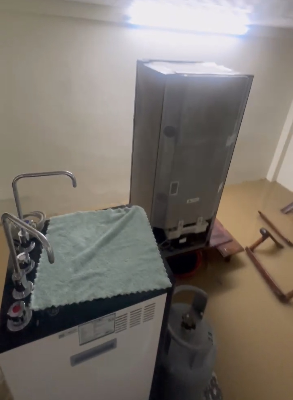 Mới mở phòng gym 2 tháng, chủ hốt hoảng vác tạ chạy lũ” - 3