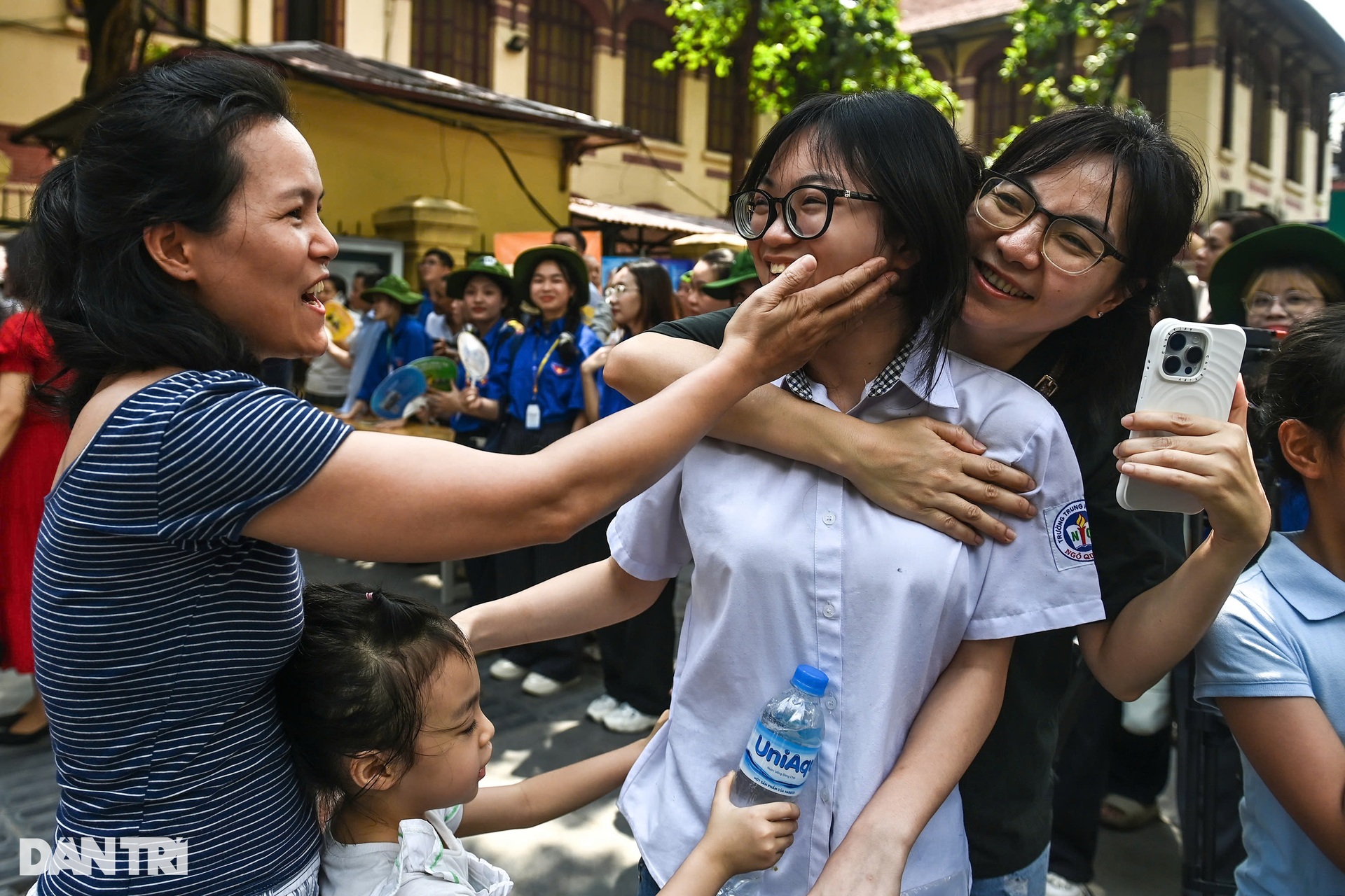 Phụ huynh òa khóc ôm con gái khi nghe “con làm được rồi” - 6 Phụ huynh òa khóc ôm con gái khi nghe “con làm được rồi” - 6