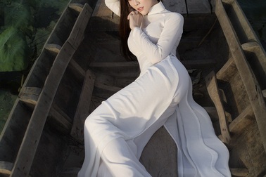 Á hậu Hoàng Hạnh diện áo dài khoe nét xuân thì