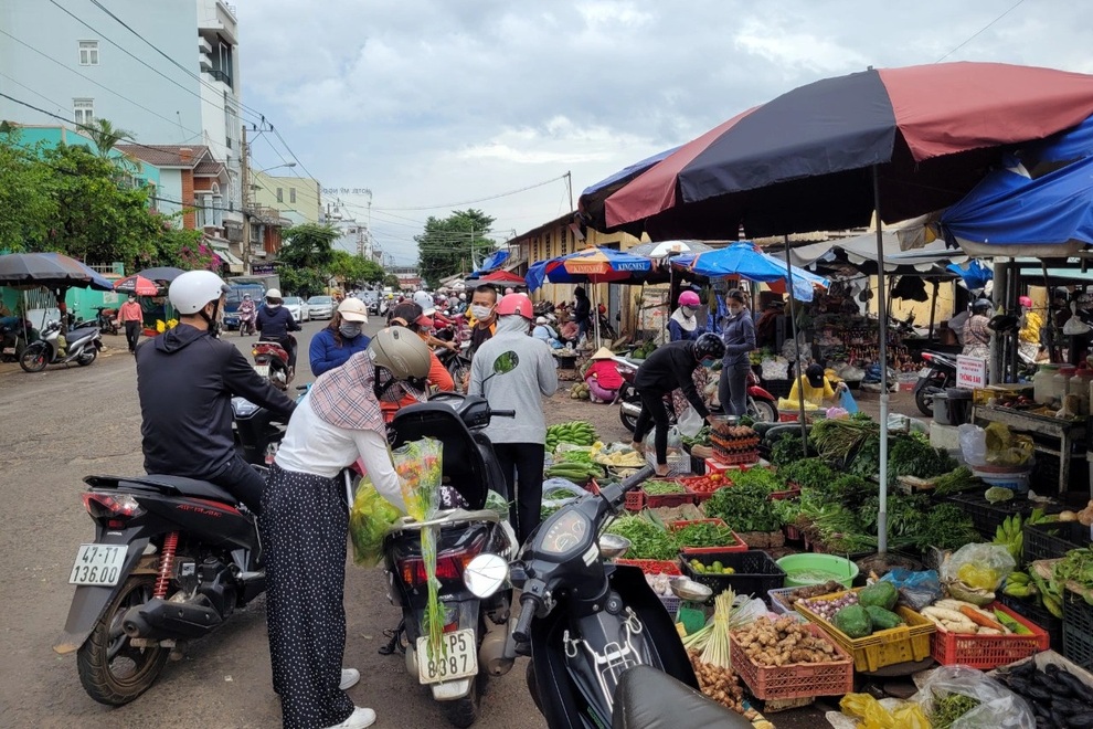 Đi chợ phải có thẻ, ra đường phải có giấy thông hành - 1 Đi chợ phải có thẻ, ra đường phải có giấy thông hành - 1