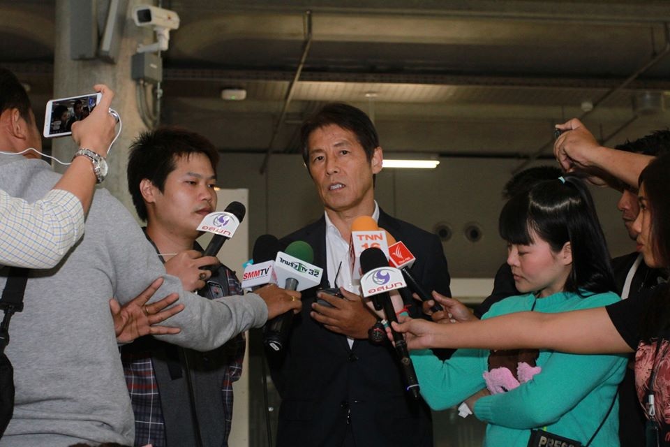 HLV Nishino: “Tôi xin lỗi tất cả người hâm mộ bóng đá Thái Lan” - 3 HLV Nishino: “Tôi xin lỗi tất cả người hâm mộ bóng đá Thái Lan” - 3