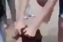 Nhóm nữ sinh đạp, đánh bạn giữa đường phố