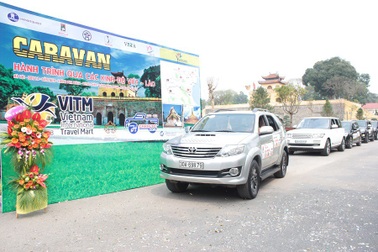 Du khách tự lái xe khám phá hành trình qua các kinh đô Việt Lào