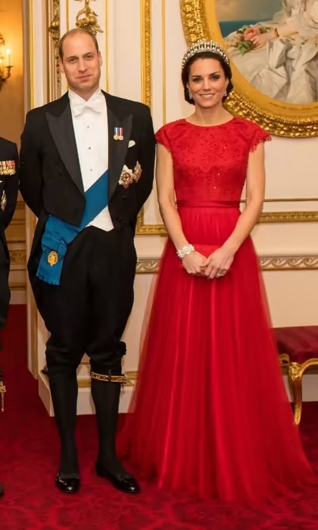 Loạt trang phục đỏ rực nổi bật và thanh lịch của công nương Kate Middleton - 3 Loạt trang phục đỏ rực nổi bật và thanh lịch của công nương Kate Middleton - 3