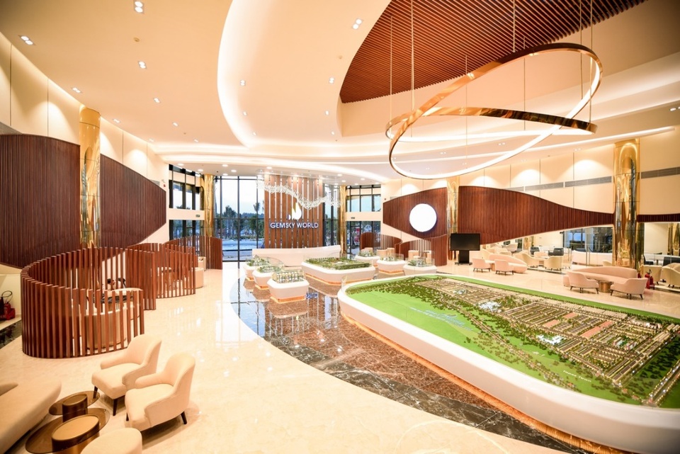 Nhà điều hành Gem Sky World lung linh với công nghệ cao, kỹ thuật ánh sáng - 2 Nhà điều hành Gem Sky World lung linh với công nghệ cao, kỹ thuật ánh sáng - 2