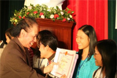 60 học sinh nhận giải thưởng “Sao sáng học đường”  