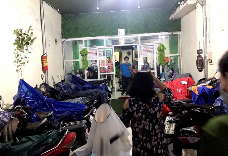 Hơn 50 game thủ say sưa chơi trong quán net chui mùa Covid - 2 Hơn 50 game thủ say sưa chơi trong quán net chui mùa Covid - 2