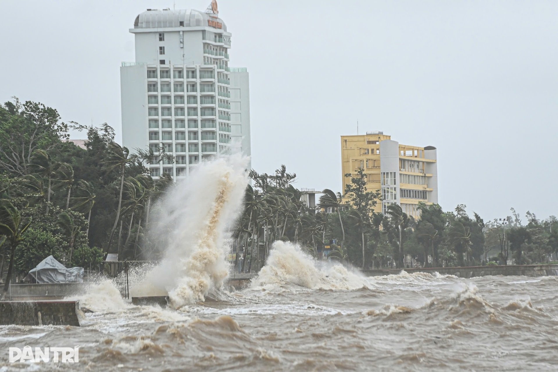 Sóng biển Đồ Sơn cao 8m, xe cảnh sát hú còi nhắc dân về nơi an toàn - 7