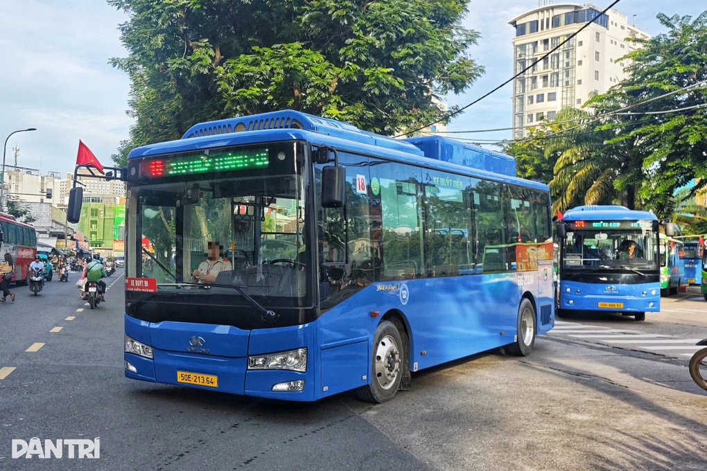 Xe buýt Phương Trang bị tuýt còi vì chạy thiếu chuyến tại TPHCM - 1 Xe buýt Phương Trang bị tuýt còi vì chạy thiếu chuyến tại TPHCM - 1