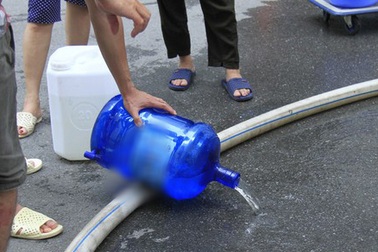 Sự cố nước sạch sông Đà: Nước cấp miễn phí cho dân cũng đục ngầu, có mùi lạ