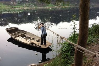 Dân làng cổ Hà Nội qua sông theo cách “lạ kỳ”