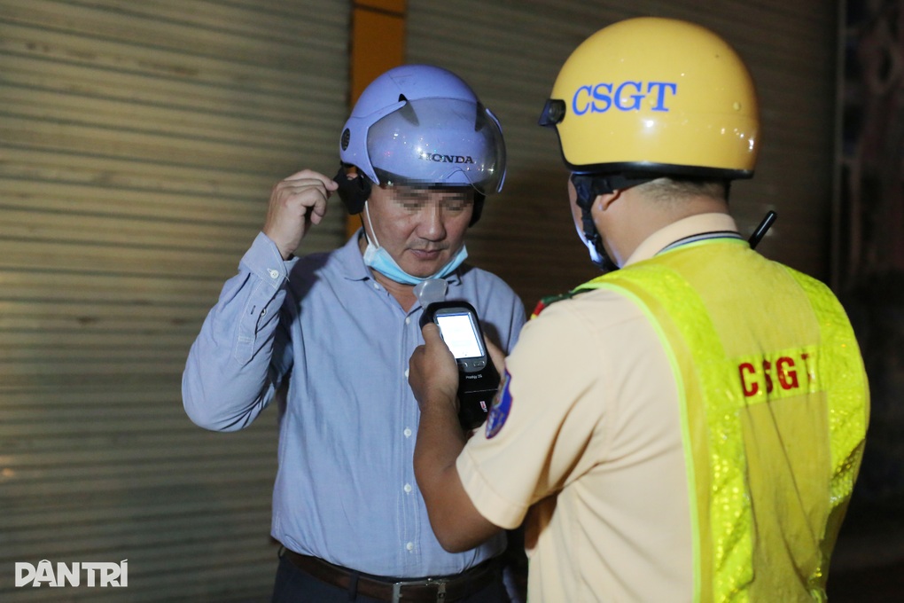 Tài xế có nồng độ cồn kịch khung livestream nói gì khi bị CSGT xử phạt? - 3 Tài xế có nồng độ cồn kịch khung livestream nói gì khi bị CSGT xử phạt? - 3
