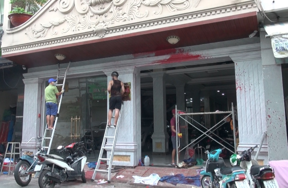 Hai người đàn ông đi ô tô tạt sơn đỏ cửa ngôi nhà 5 tầng - 3 Hai người đàn ông đi ô tô tạt sơn đỏ cửa ngôi nhà 5 tầng - 3