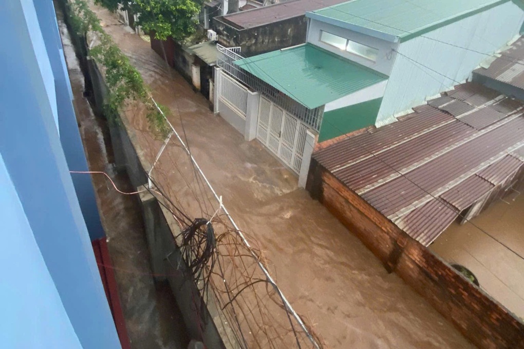 Mưa lớn, nhiều tuyến đường ở phố núi Buôn Ma Thuột thành sông - 2 Mưa lớn, nhiều tuyến đường ở phố núi Buôn Ma Thuột thành sông - 2