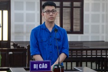 Tham ô hơn 2 tỷ đồng để mua sắm quần áo, tụ tập ăn chơi