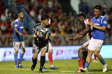 Thủ môn Bùi Tiến Dũng quay về với… ghế dự bị ở TPHCM?