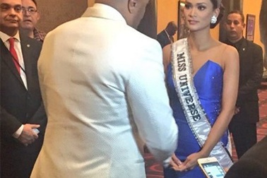 MC xin lỗi tân Hoa hậu hoàn vũ vì sự cố nhầm vương miện