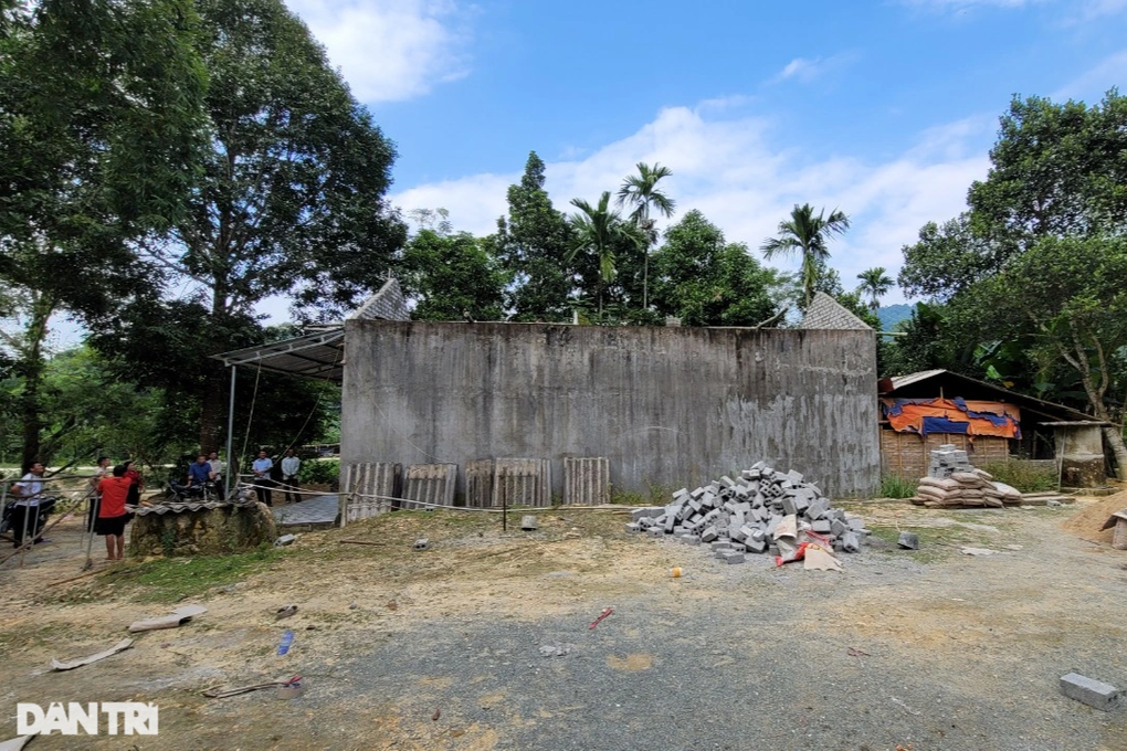 Thân nhân liệt sỹ vui mừng trong ngày khởi công xây nhà - 2 Thân nhân liệt sỹ vui mừng trong ngày khởi công xây nhà - 2
