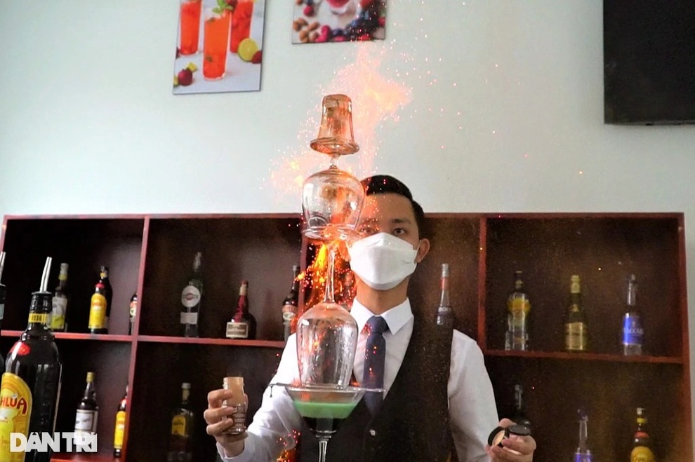 Màn pha chế Cocktail bốc lửa đạt giải nhất của thầy giáo 9x trường nghề - 1 Màn pha chế Cocktail bốc lửa đạt giải nhất của thầy giáo 9x trường nghề - 1