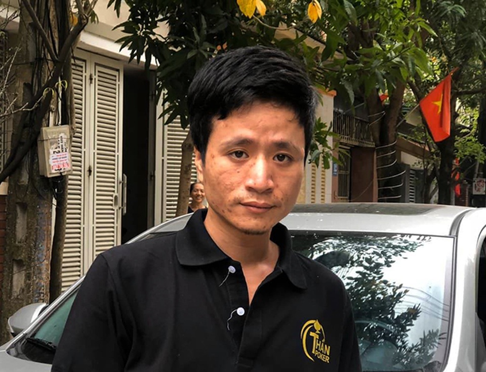 Nửa đêm mưa gió đập kính ô tô trộm… vợt bóng bàn - 1