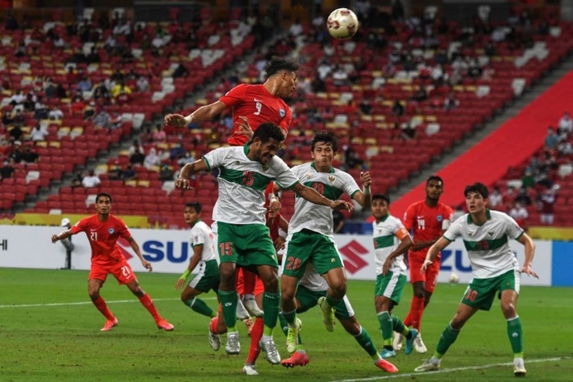 Cầu thủ Indonesia chơi thô bạo, đạp thẳng vào mặt tiền vệ Singapore - 2 Cầu thủ Indonesia chơi thô bạo, đạp thẳng vào mặt tiền vệ Singapore - 2