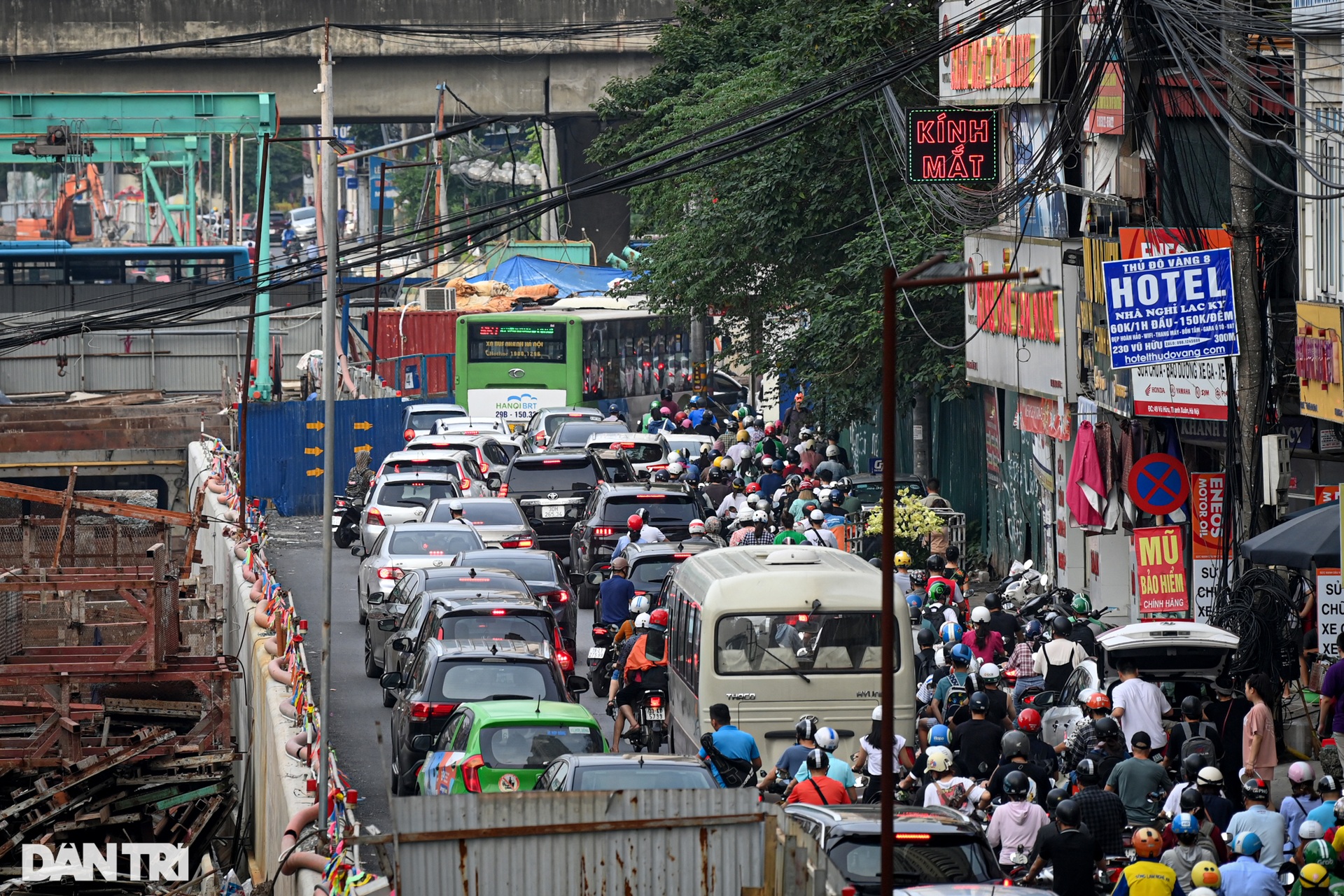 BRT sau 6 năm hoạt động: Đói khách, bị các phương tiện khác chèn ép - 14 BRT sau 6 năm hoạt động: Đói khách, bị các phương tiện khác chèn ép - 14