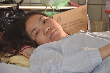 Người mẹ nghèo bất lực nhìn con gái "chia" quả thận để cứu em