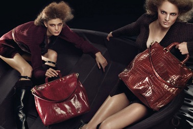 “Mãn nhãn” với ảnh quảng cáo bắt mắt của Prada