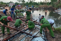Lốc xoáy quét qua, "cuốn phăng" hàng chục căn nhà