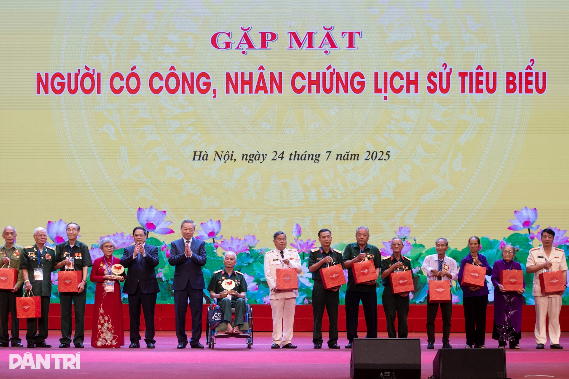 Cuộc gặp mặt đặc biệt tri ân người có công, nhân chứng lịch sử - 15 Cuộc gặp mặt đặc biệt tri ân người có công, nhân chứng lịch sử - 15