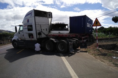 Xe tải tông gãy đôi xe đầu kéo