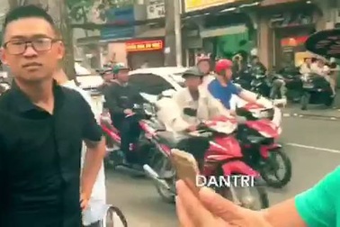 Nhiều người hiếu kỳ tập trung ở Đình Nam Chơn chiều 19/7